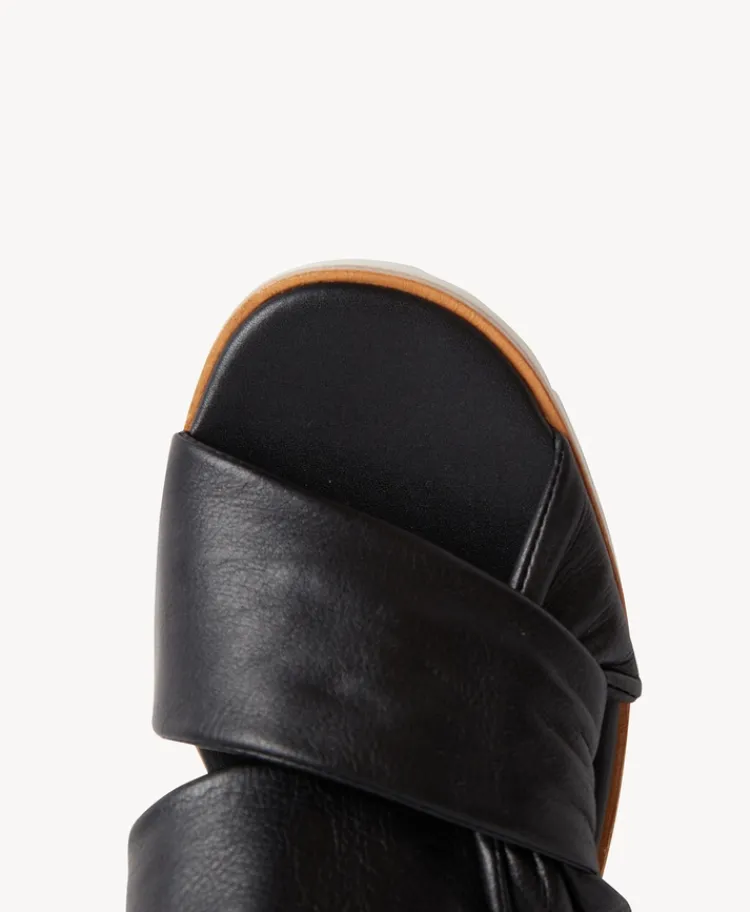 Eva Sandal|Isabella Anselmi Hot